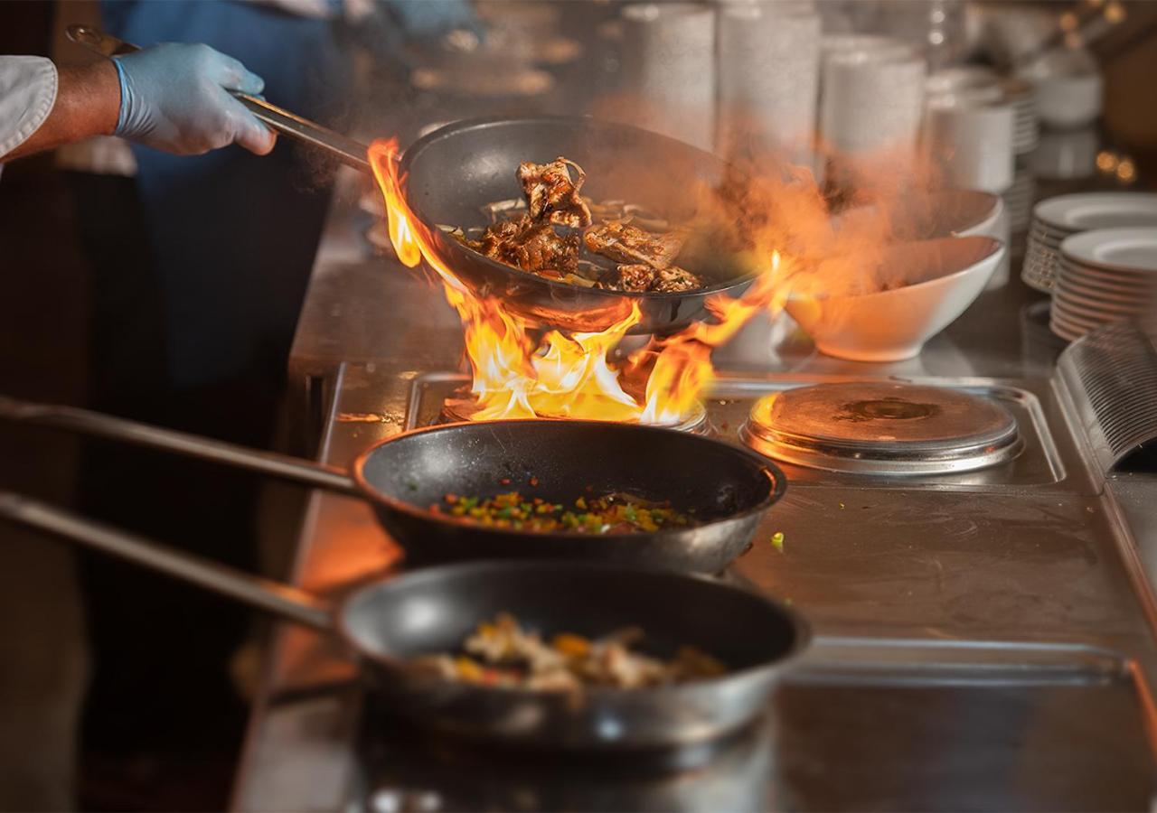 Crystal Inn Hotel - Alamein (Adults Only) El-Alamein Eksteriør billede A chef cooking with a wok